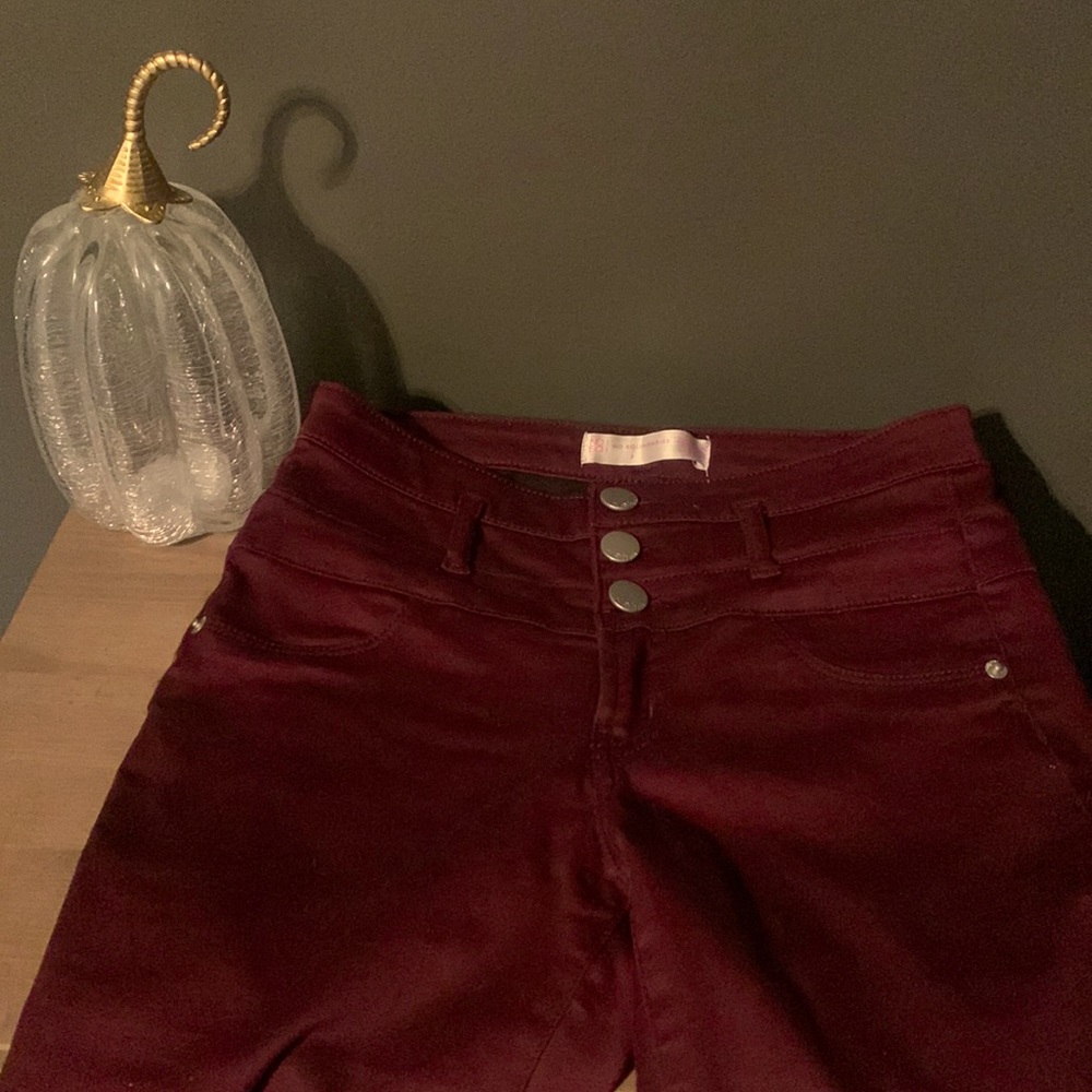 No boundaries, wine/burgundy high waisted, tight legged jean pants. Good shape.